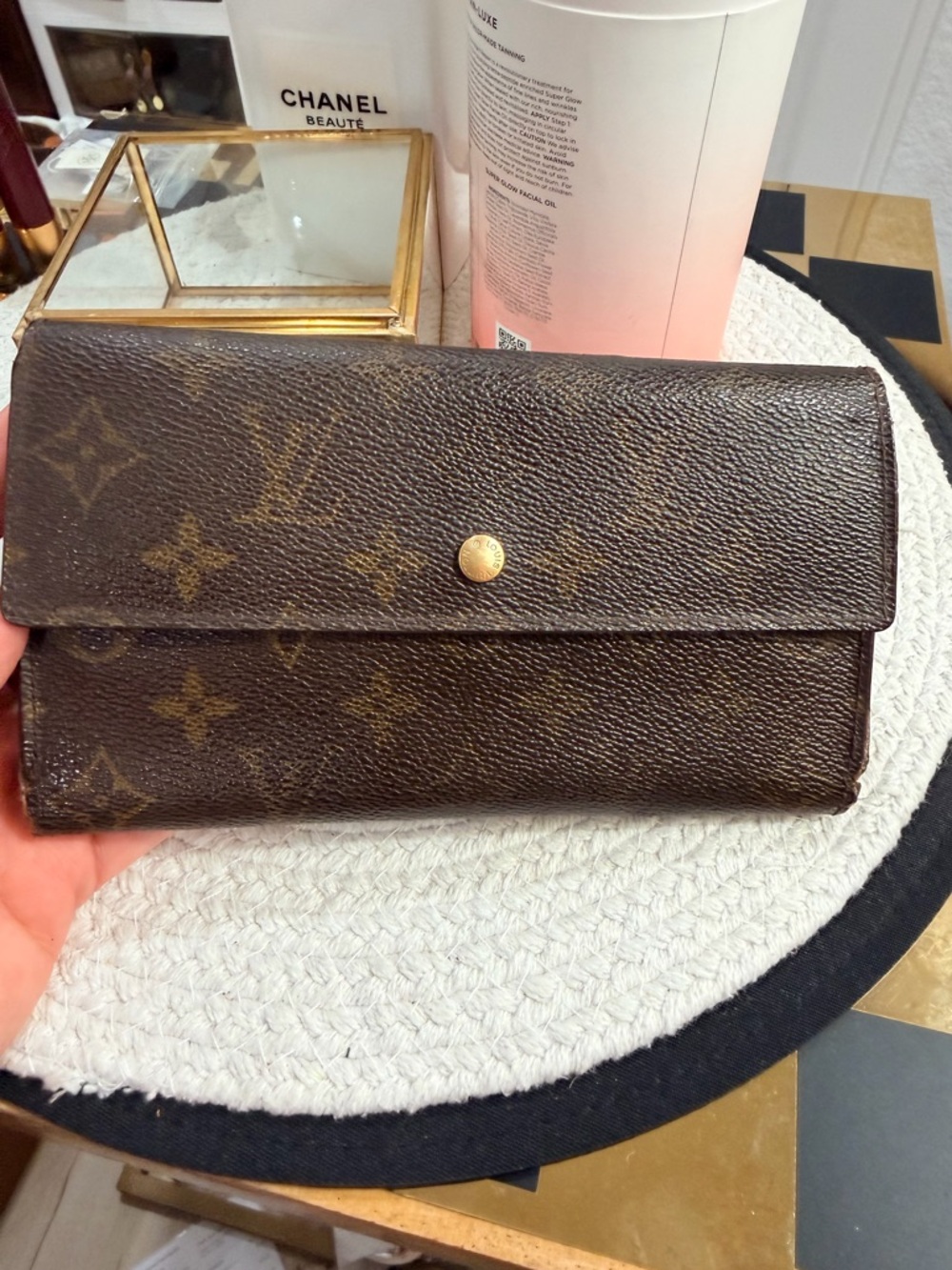 1999 LV Monogram
International Trifold Wallet TH1929 - project piece?